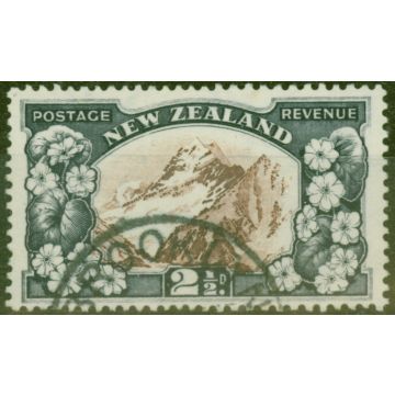 New Zealand 1935 2 1/2d Chocolate & Slate SG560 V.F.U 